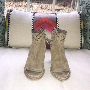 Dolce Vita Open toe sling-back suede booties
